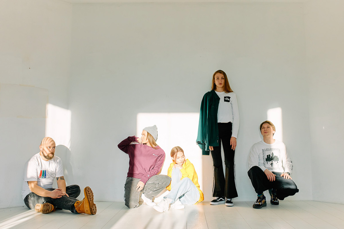 В конце декабря магазин уличной одежды N1KE7UP отметил десятилетие, а год назад его команда основала рестобар «22А». Почему эта тусовка так популярна?