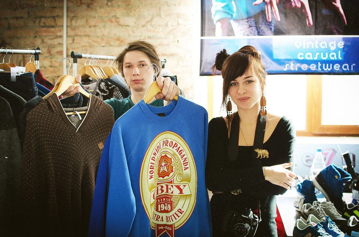 В конце декабря магазин уличной одежды N1KE7UP отметил десятилетие, а год назад его команда основала рестобар «22А». Почему эта тусовка так популярна?