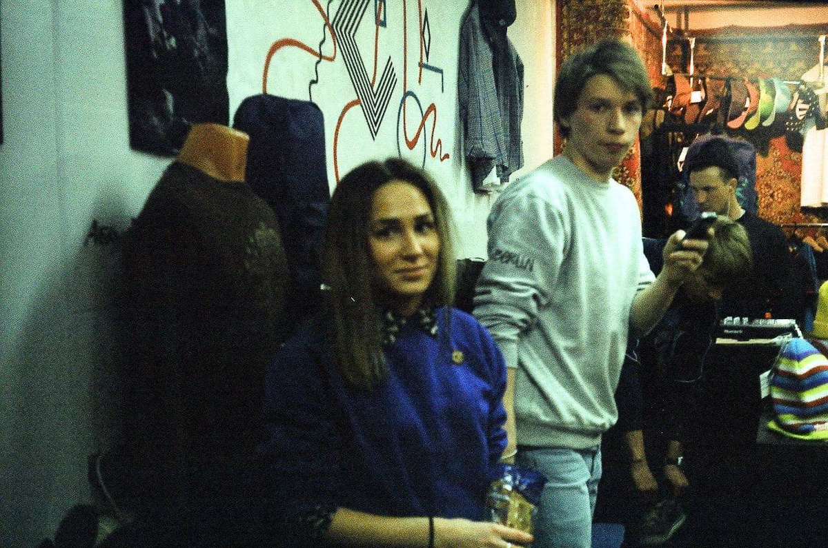 В конце декабря магазин уличной одежды N1KE7UP отметил десятилетие, а год назад его команда основала рестобар «22А». Почему эта тусовка так популярна?