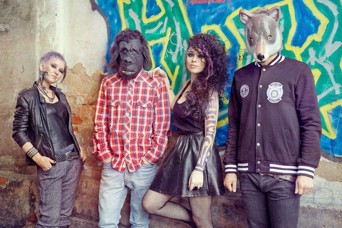 В конце декабря магазин уличной одежды N1KE7UP отметил десятилетие, а год назад его команда основала рестобар «22А». Почему эта тусовка так популярна?