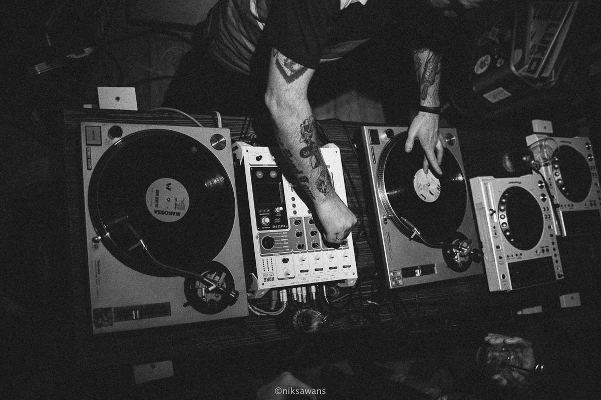 В конце декабря магазин уличной одежды N1KE7UP отметил десятилетие, а год назад его команда основала рестобар «22А». Почему эта тусовка так популярна?