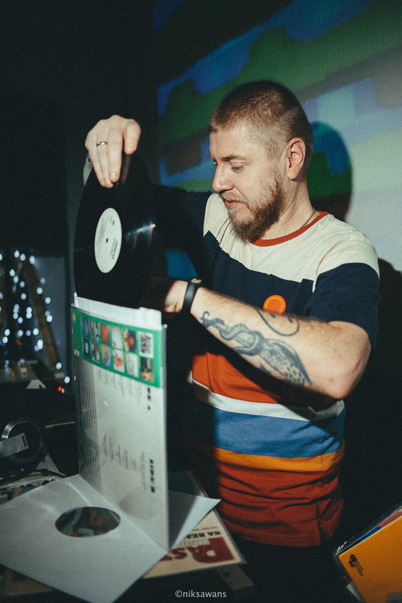 В конце декабря магазин уличной одежды N1KE7UP отметил десятилетие, а год назад его команда основала рестобар «22А». Почему эта тусовка так популярна?