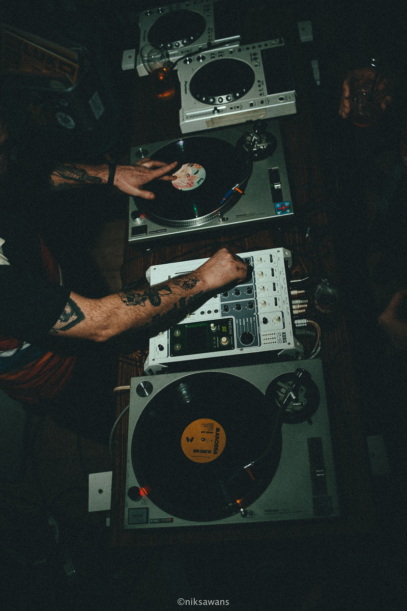 В конце декабря магазин уличной одежды N1KE7UP отметил десятилетие, а год назад его команда основала рестобар «22А». Почему эта тусовка так популярна?