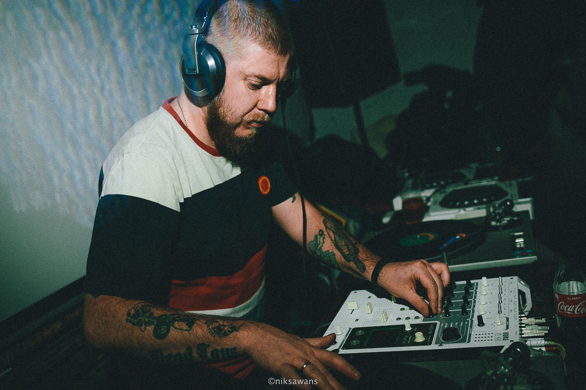 В конце декабря магазин уличной одежды N1KE7UP отметил десятилетие, а год назад его команда основала рестобар «22А». Почему эта тусовка так популярна?