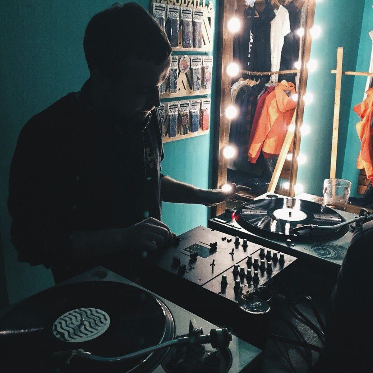 В конце декабря магазин уличной одежды N1KE7UP отметил десятилетие, а год назад его команда основала рестобар «22А». Почему эта тусовка так популярна?