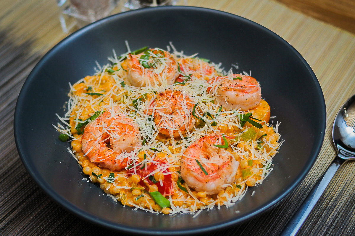 В конце декабря магазин уличной одежды N1KE7UP отметил десятилетие, а год назад его команда основала рестобар «22А». Почему эта тусовка так популярна?