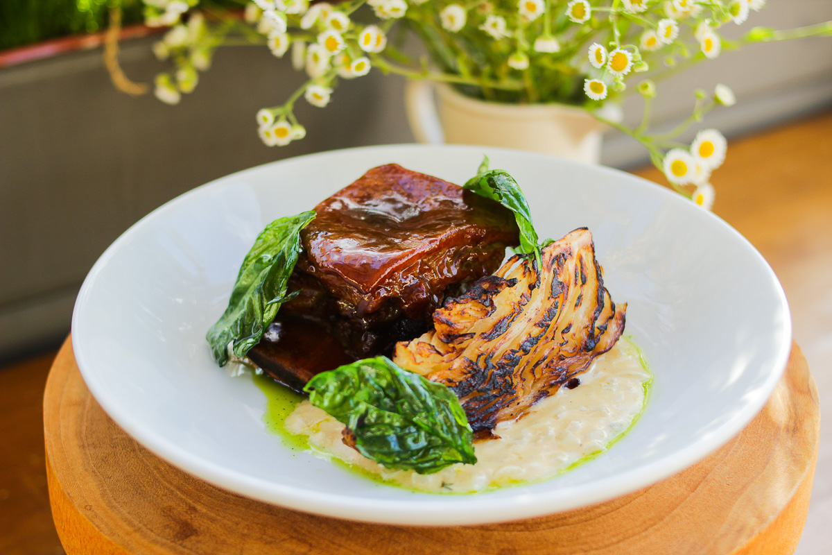 В конце декабря магазин уличной одежды N1KE7UP отметил десятилетие, а год назад его команда основала рестобар «22А». Почему эта тусовка так популярна?