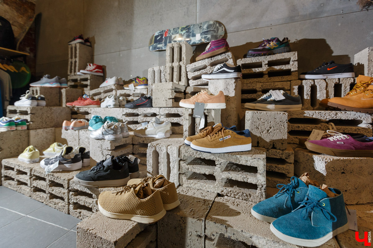 В конце декабря магазин уличной одежды N1KE7UP отметил десятилетие, а год назад его команда основала рестобар «22А». Почему эта тусовка так популярна?