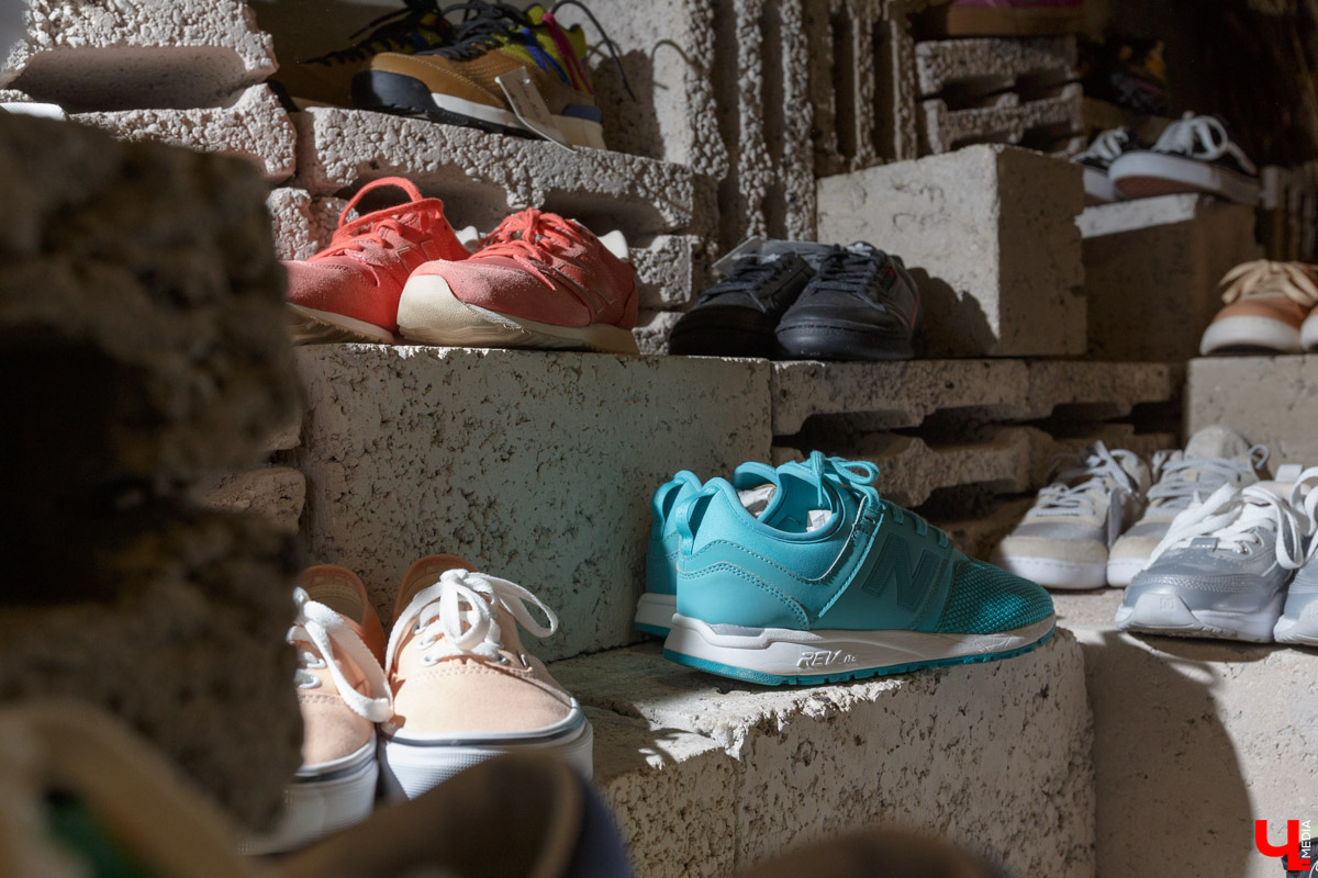 В конце декабря магазин уличной одежды N1KE7UP отметил десятилетие, а год назад его команда основала рестобар «22А». Почему эта тусовка так популярна?