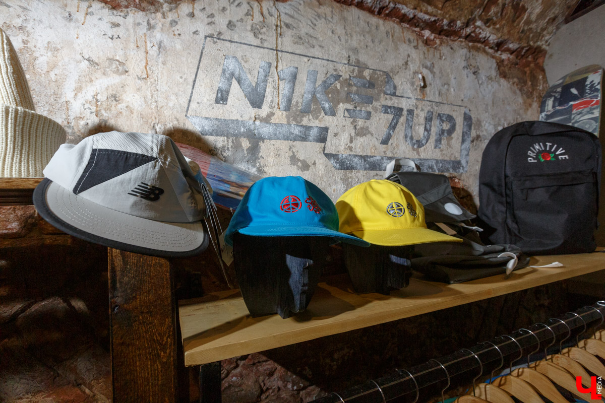 В конце декабря магазин уличной одежды N1KE7UP отметил десятилетие, а год назад его команда основала рестобар «22А». Почему эта тусовка так популярна?