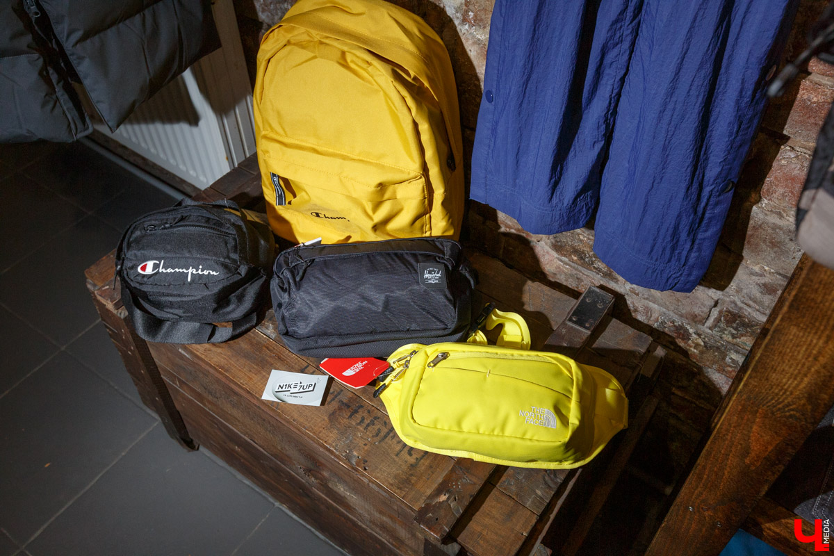 В конце декабря магазин уличной одежды N1KE7UP отметил десятилетие, а год назад его команда основала рестобар «22А». Почему эта тусовка так популярна?