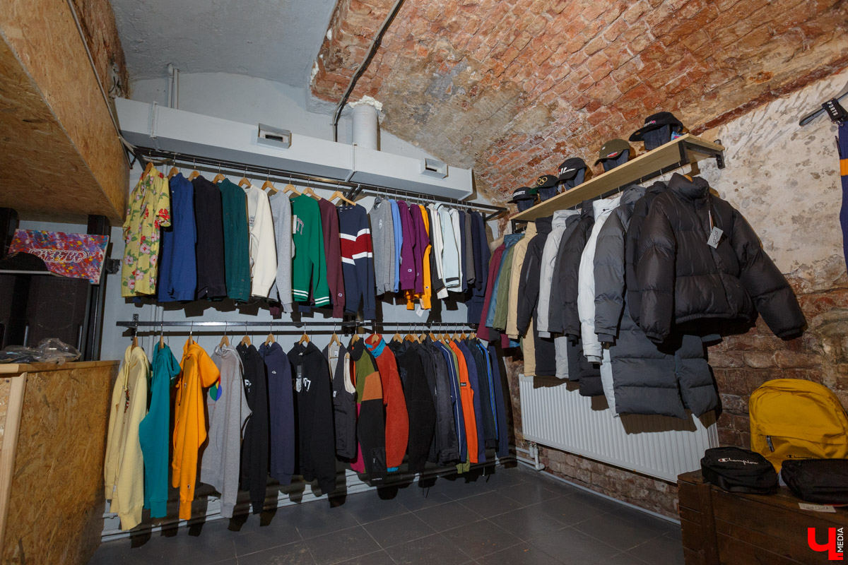 В конце декабря магазин уличной одежды N1KE7UP отметил десятилетие, а год назад его команда основала рестобар «22А». Почему эта тусовка так популярна?