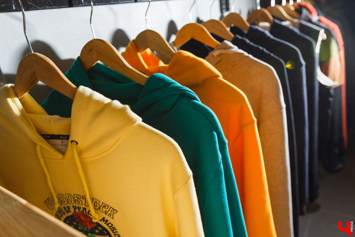 В конце декабря магазин уличной одежды N1KE7UP отметил десятилетие, а год назад его команда основала рестобар «22А». Почему эта тусовка так популярна?