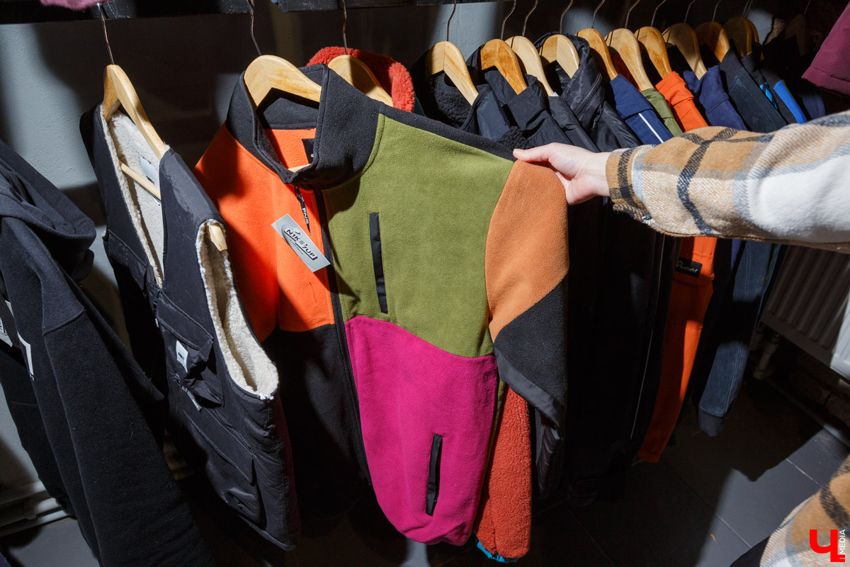 В конце декабря магазин уличной одежды N1KE7UP отметил десятилетие, а год назад его команда основала рестобар «22А». Почему эта тусовка так популярна?