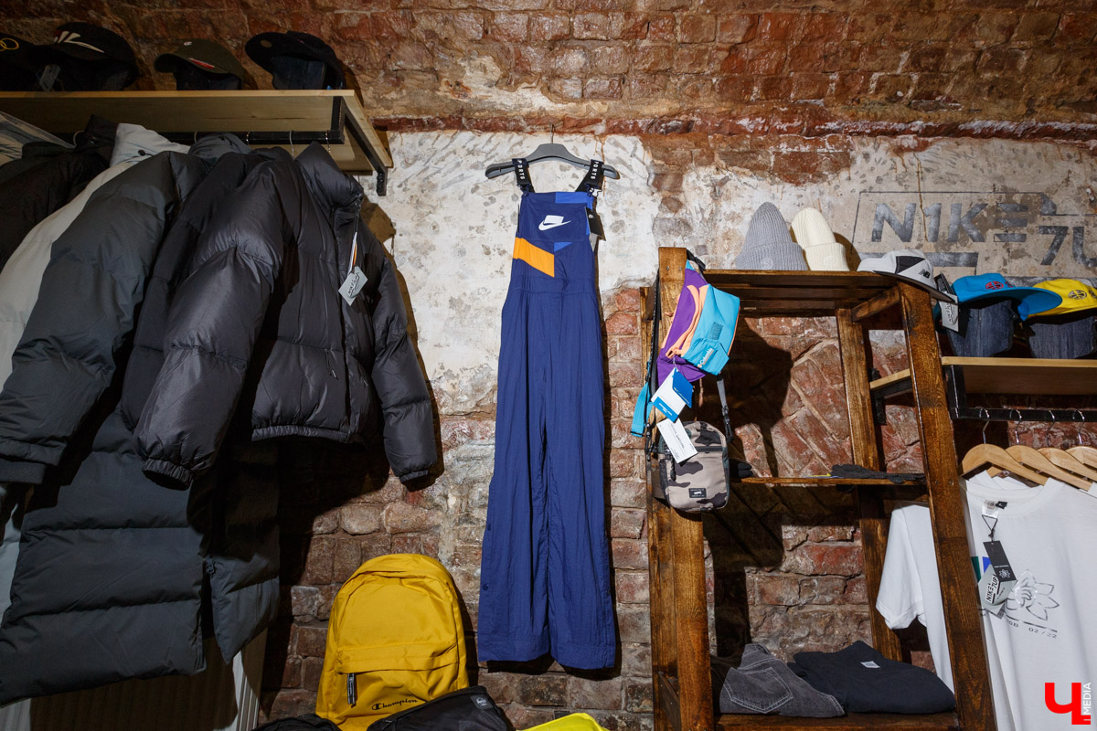 В конце декабря магазин уличной одежды N1KE7UP отметил десятилетие, а год назад его команда основала рестобар «22А». Почему эта тусовка так популярна?