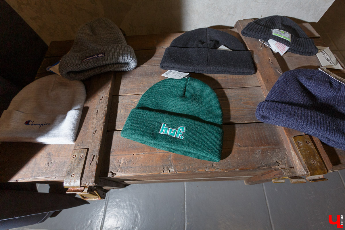 В конце декабря магазин уличной одежды N1KE7UP отметил десятилетие, а год назад его команда основала рестобар «22А». Почему эта тусовка так популярна?