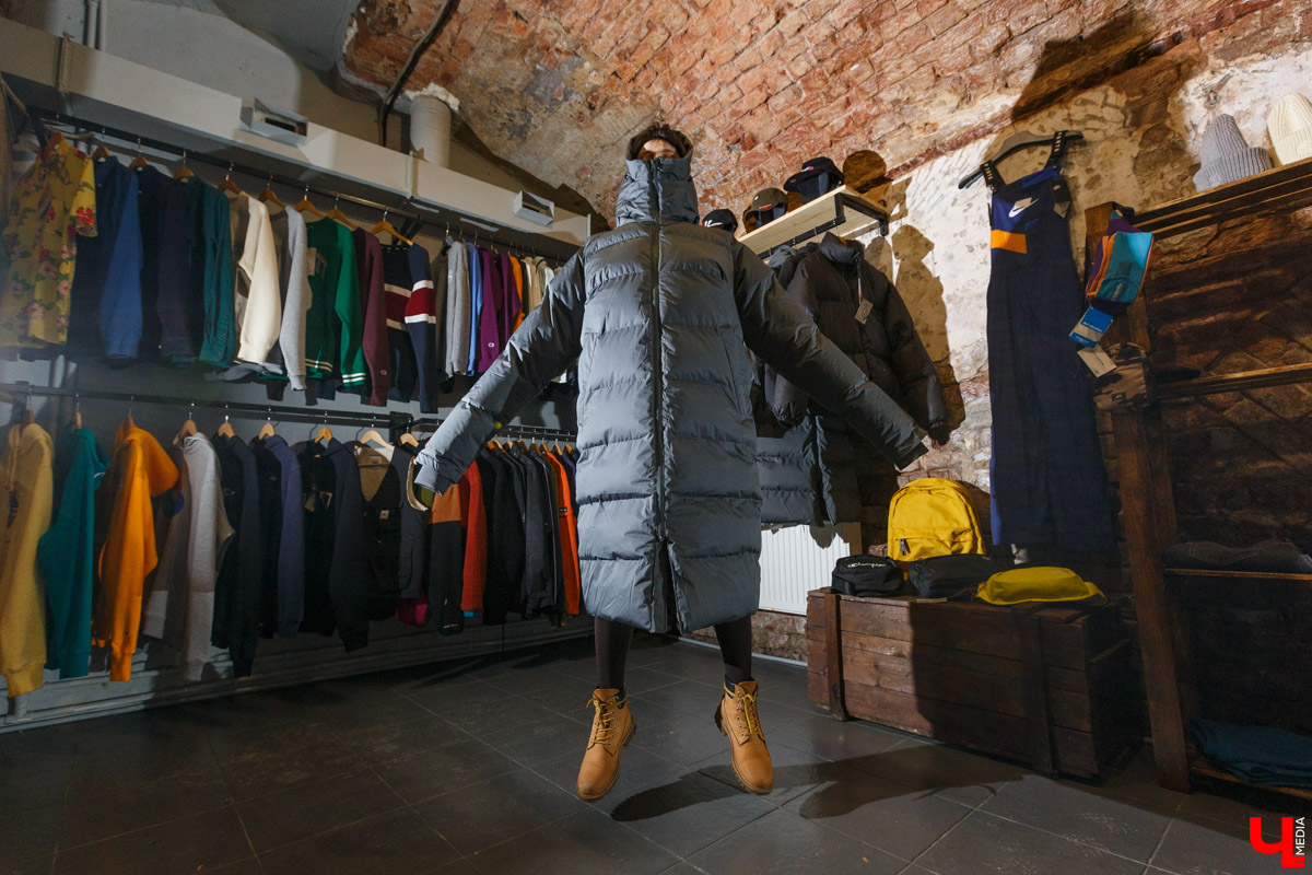 В конце декабря магазин уличной одежды N1KE7UP отметил десятилетие, а год назад его команда основала рестобар «22А». Почему эта тусовка так популярна?