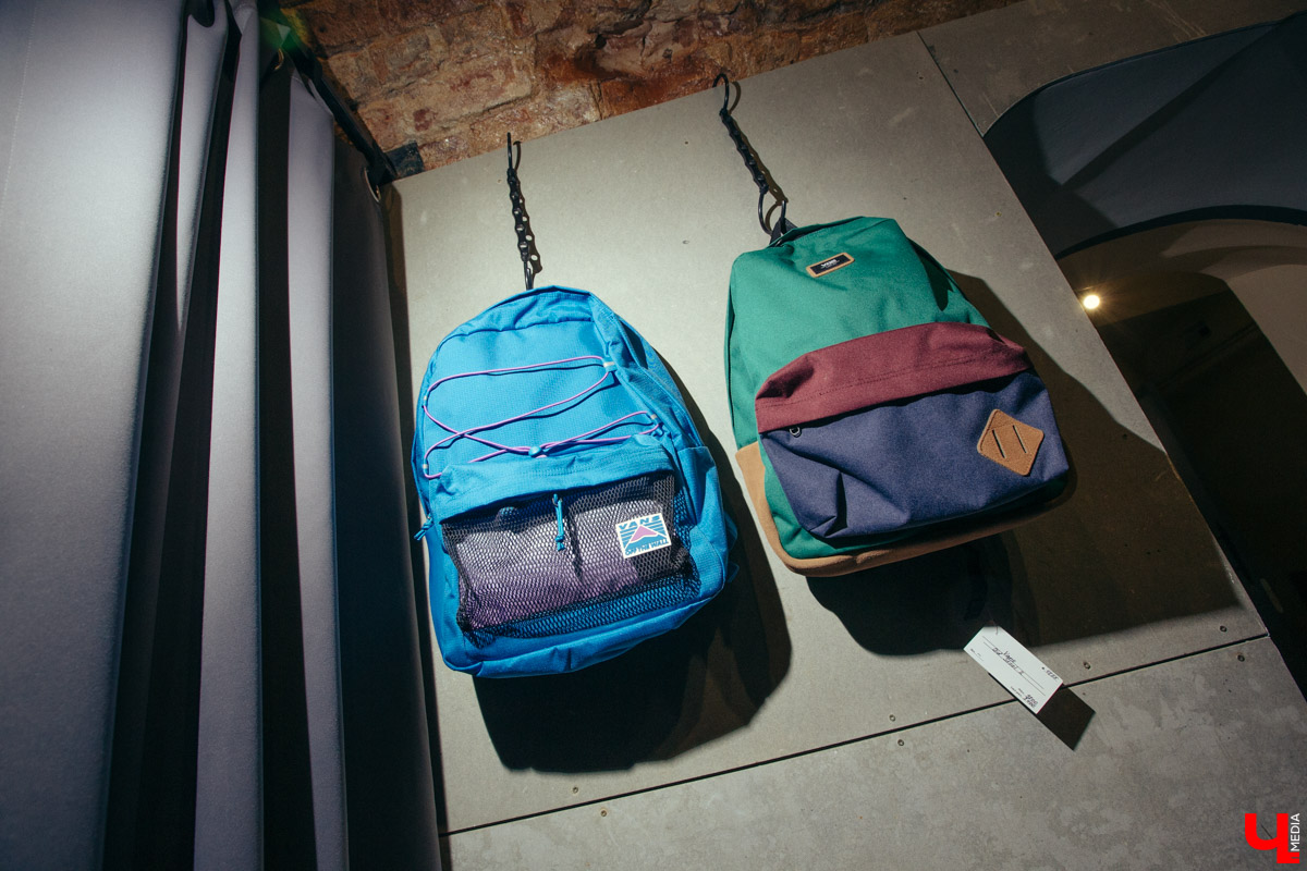 В конце декабря магазин уличной одежды N1KE7UP отметил десятилетие, а год назад его команда основала рестобар «22А». Почему эта тусовка так популярна?