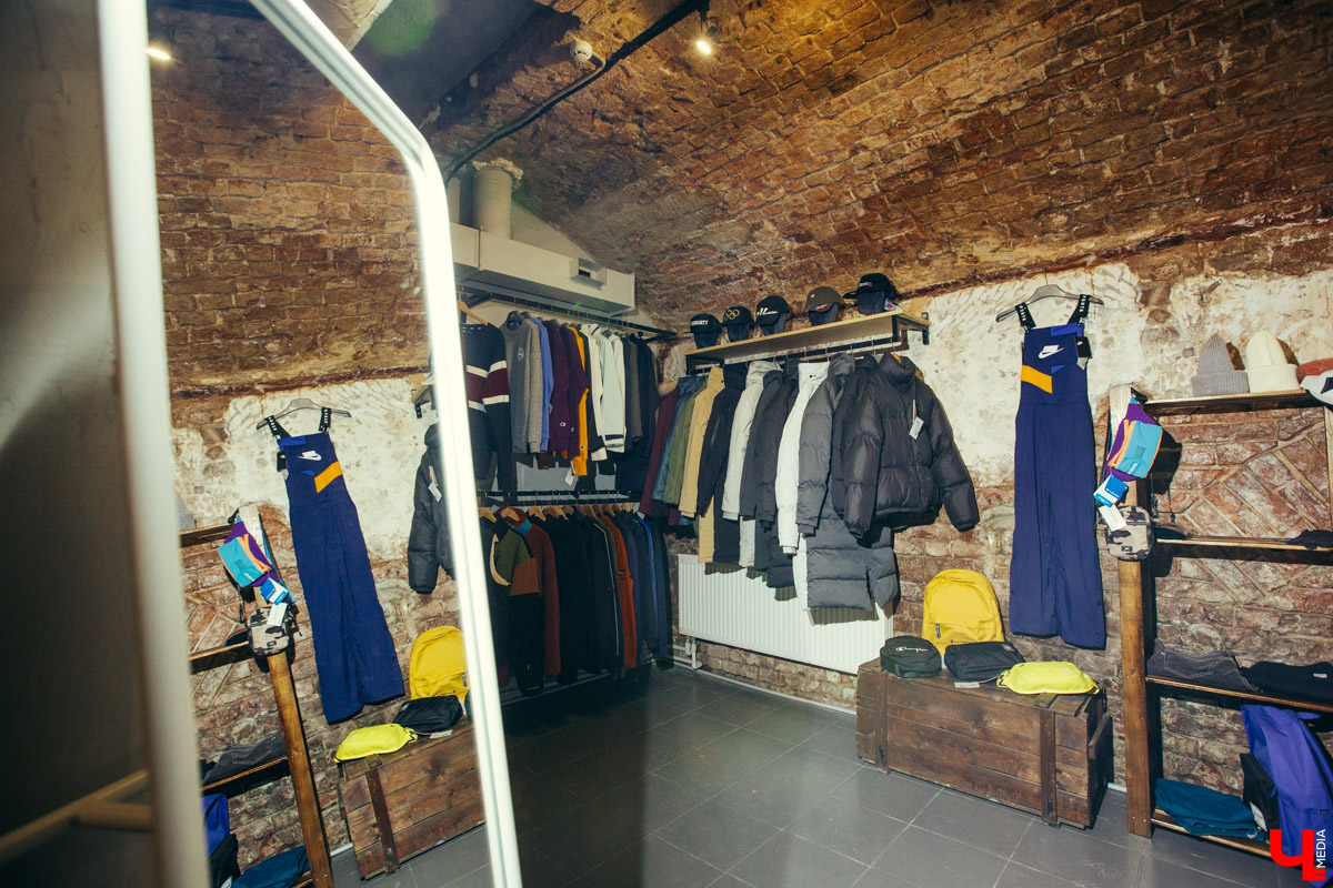 В конце декабря магазин уличной одежды N1KE7UP отметил десятилетие, а год назад его команда основала рестобар «22А». Почему эта тусовка так популярна?