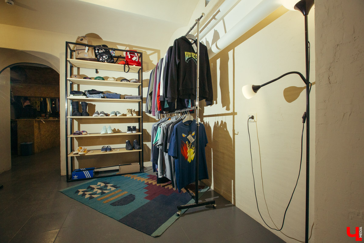 В конце декабря магазин уличной одежды N1KE7UP отметил десятилетие, а год назад его команда основала рестобар «22А». Почему эта тусовка так популярна?