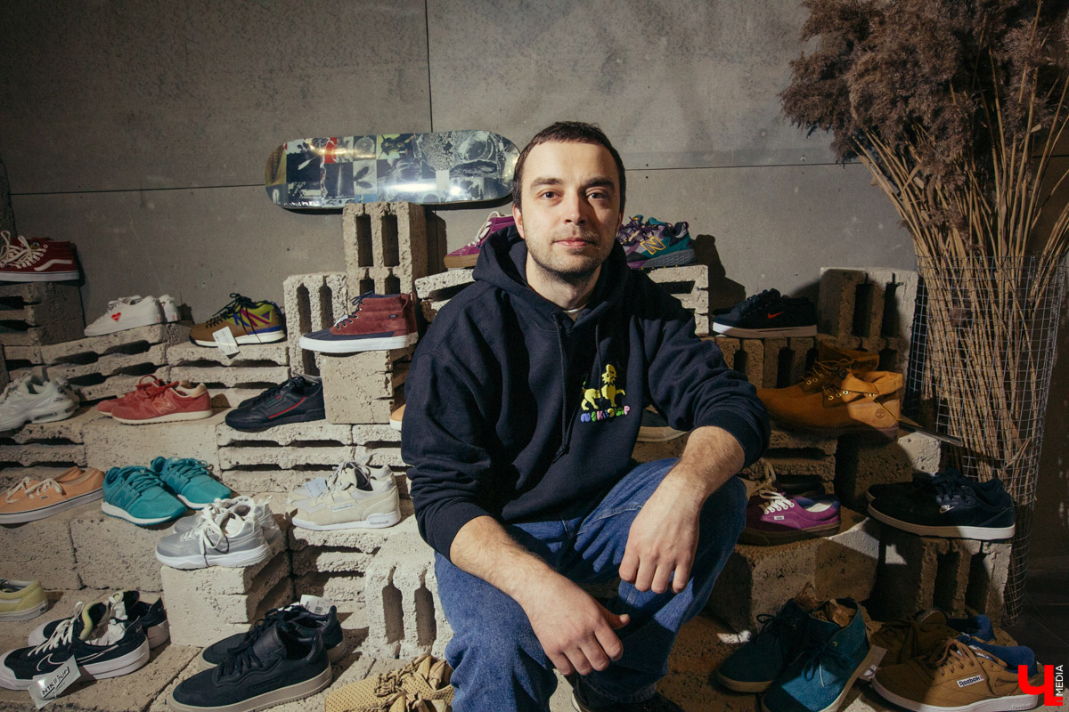 В конце декабря магазин уличной одежды N1KE7UP отметил десятилетие, а год назад его команда основала рестобар «22А». Почему эта тусовка так популярна?