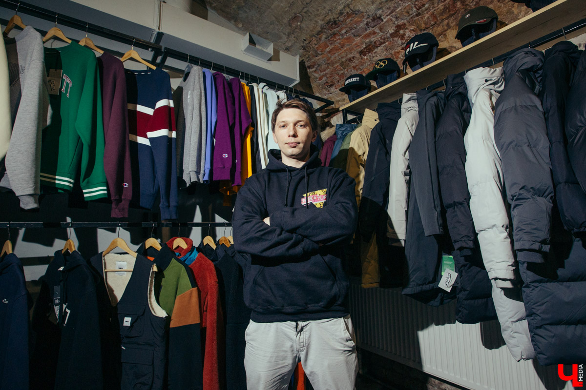 В конце декабря магазин уличной одежды N1KE7UP отметил десятилетие, а год назад его команда основала рестобар «22А». Почему эта тусовка так популярна?