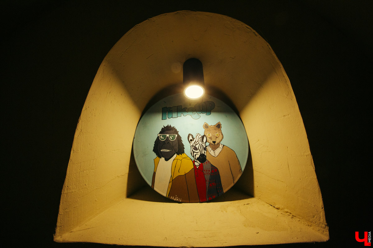 В конце декабря магазин уличной одежды N1KE7UP отметил десятилетие, а год назад его команда основала рестобар «22А». Почему эта тусовка так популярна?