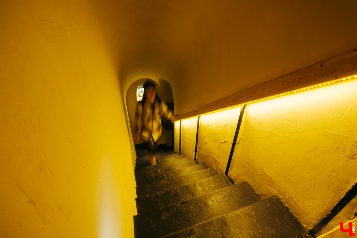 В конце декабря магазин уличной одежды N1KE7UP отметил десятилетие, а год назад его команда основала рестобар «22А». Почему эта тусовка так популярна?