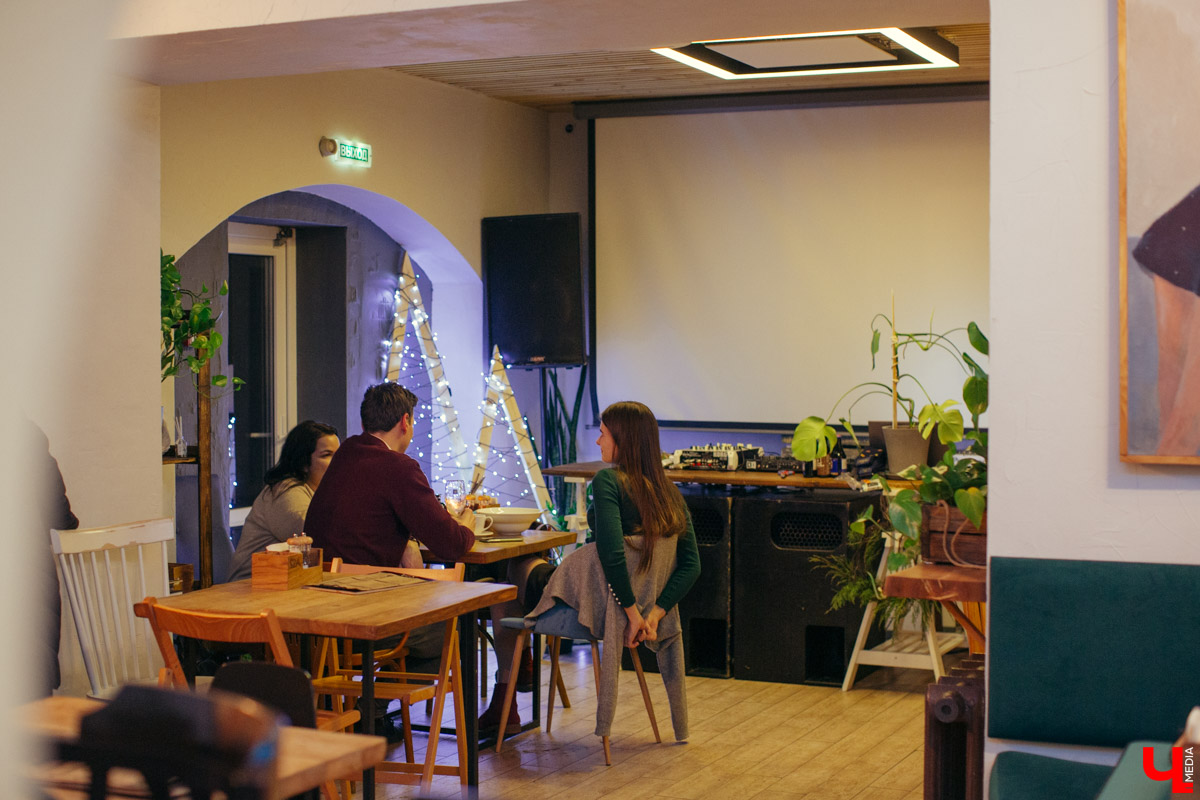 В конце декабря магазин уличной одежды N1KE7UP отметил десятилетие, а год назад его команда основала рестобар «22А». Почему эта тусовка так популярна?