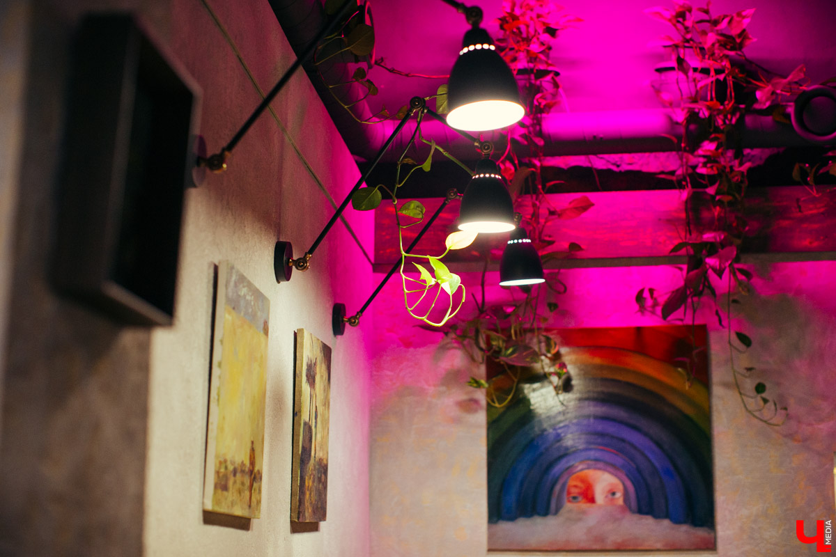 В конце декабря магазин уличной одежды N1KE7UP отметил десятилетие, а год назад его команда основала рестобар «22А». Почему эта тусовка так популярна?