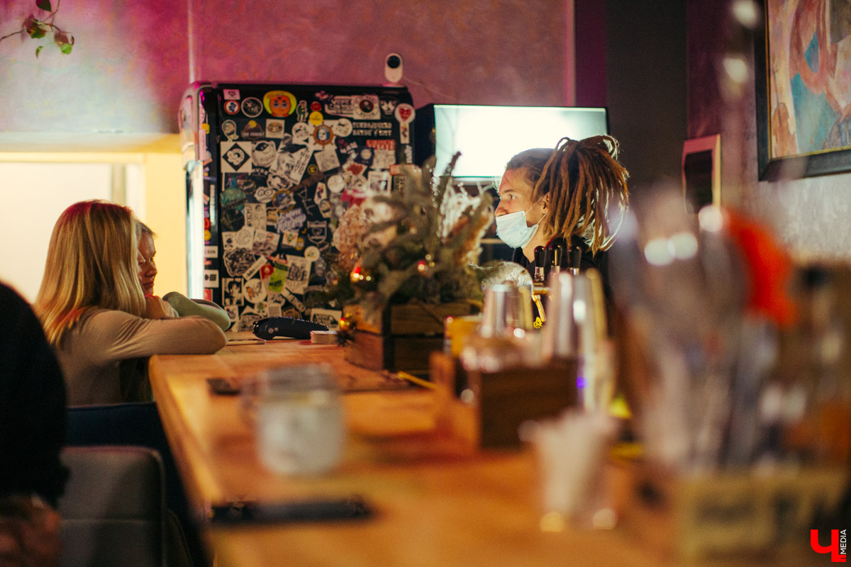 В конце декабря магазин уличной одежды N1KE7UP отметил десятилетие, а год назад его команда основала рестобар «22А». Почему эта тусовка так популярна?