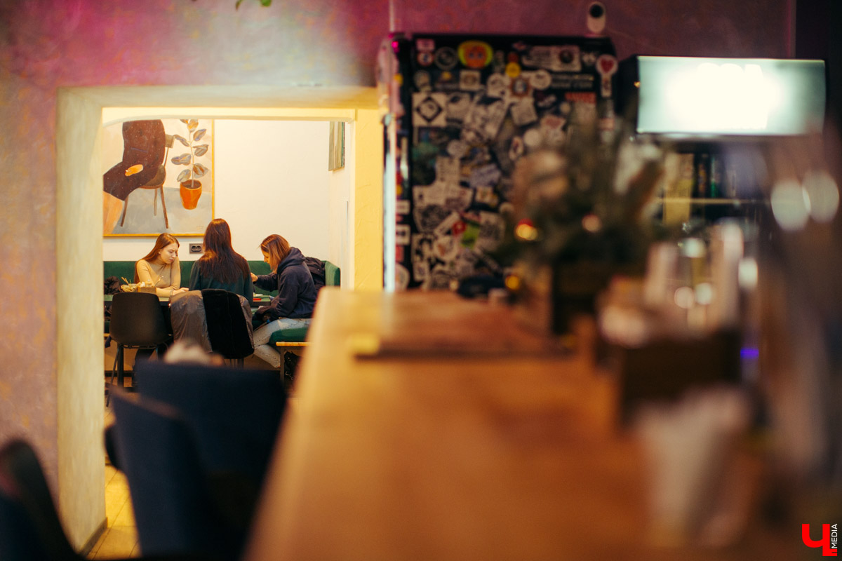 В конце декабря магазин уличной одежды N1KE7UP отметил десятилетие, а год назад его команда основала рестобар «22А». Почему эта тусовка так популярна?