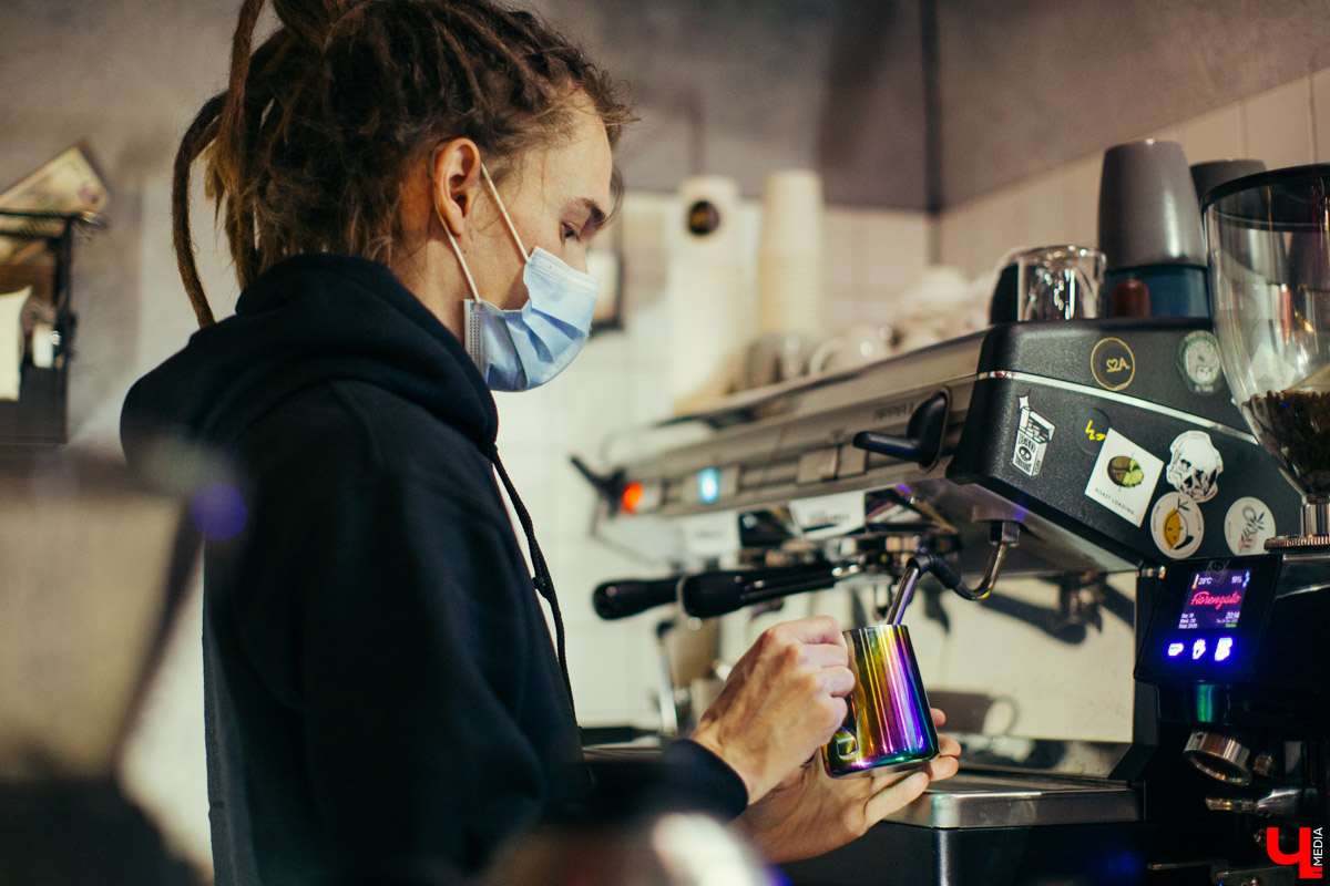 В конце декабря магазин уличной одежды N1KE7UP отметил десятилетие, а год назад его команда основала рестобар «22А». Почему эта тусовка так популярна?