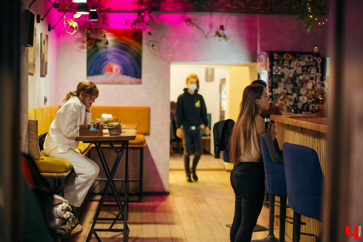 В конце декабря магазин уличной одежды N1KE7UP отметил десятилетие, а год назад его команда основала рестобар «22А». Почему эта тусовка так популярна?