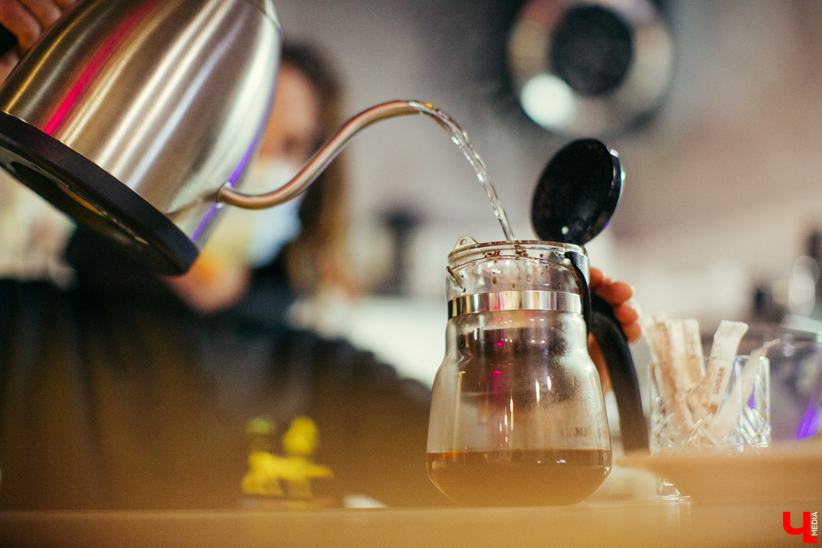 В конце декабря магазин уличной одежды N1KE7UP отметил десятилетие, а год назад его команда основала рестобар «22А». Почему эта тусовка так популярна?