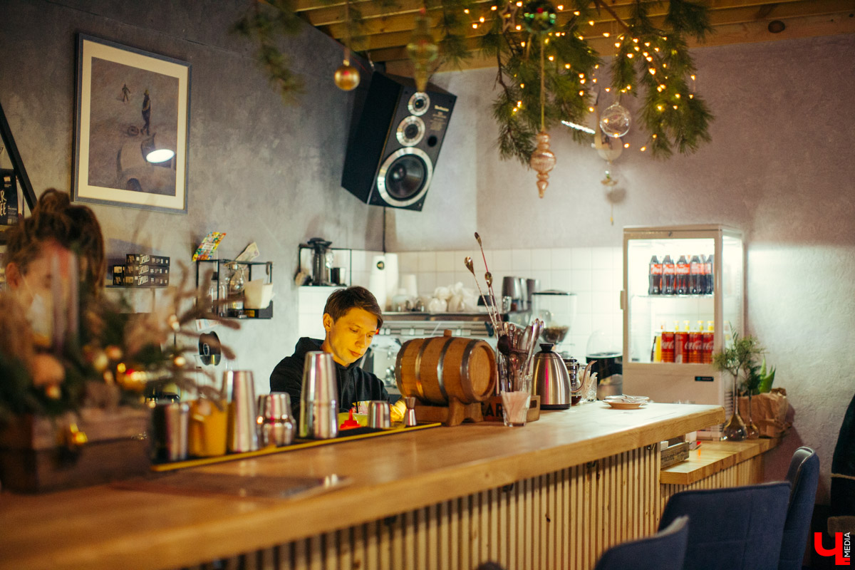 В конце декабря магазин уличной одежды N1KE7UP отметил десятилетие, а год назад его команда основала рестобар «22А». Почему эта тусовка так популярна?