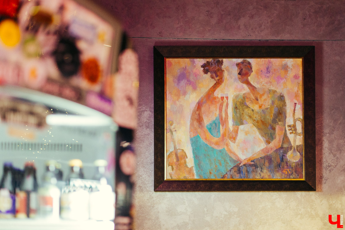 В конце декабря магазин уличной одежды N1KE7UP отметил десятилетие, а год назад его команда основала рестобар «22А». Почему эта тусовка так популярна?