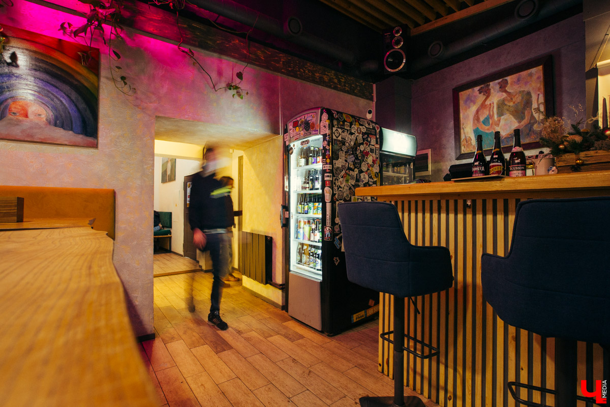 В конце декабря магазин уличной одежды N1KE7UP отметил десятилетие, а год назад его команда основала рестобар «22А». Почему эта тусовка так популярна?