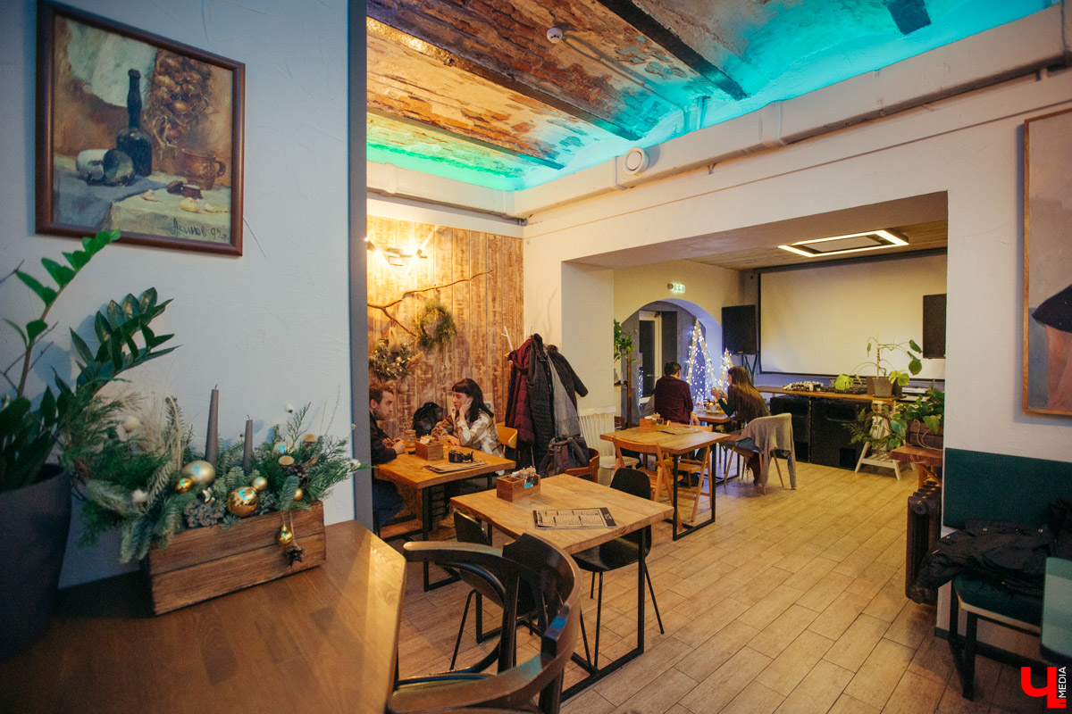 В конце декабря магазин уличной одежды N1KE7UP отметил десятилетие, а год назад его команда основала рестобар «22А». Почему эта тусовка так популярна?