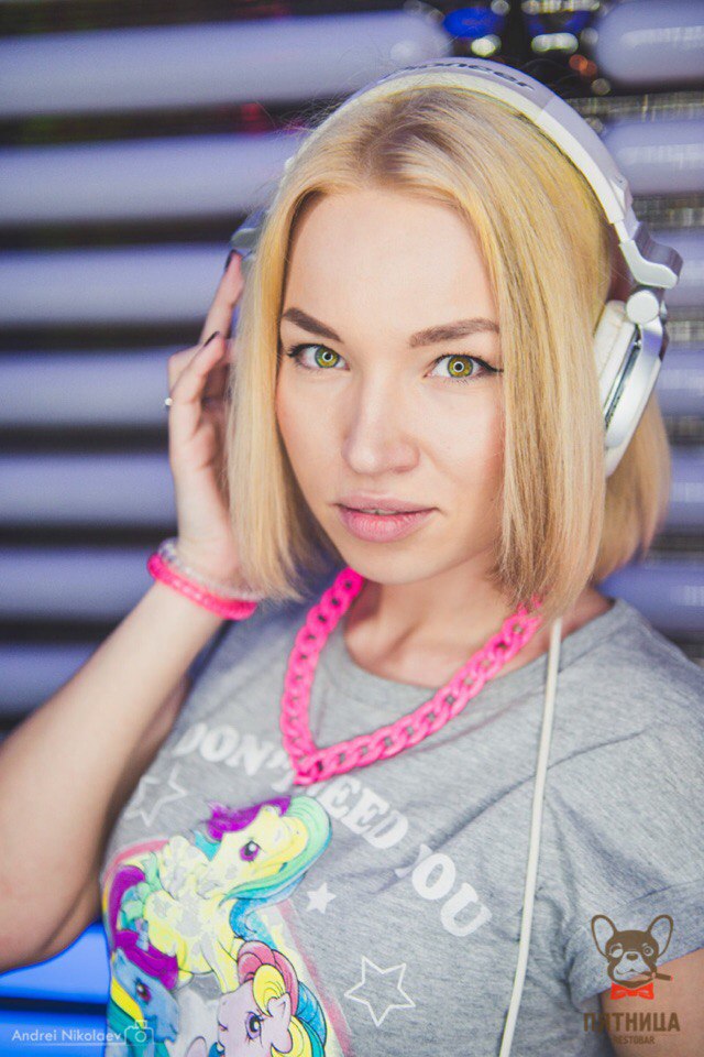 Эти девушки умеют создавать тусовку во владимирских клубах и заведениях! Узнаем, как хрупким барышням пришло в голову стать диджеями и как технически они это осуществили.