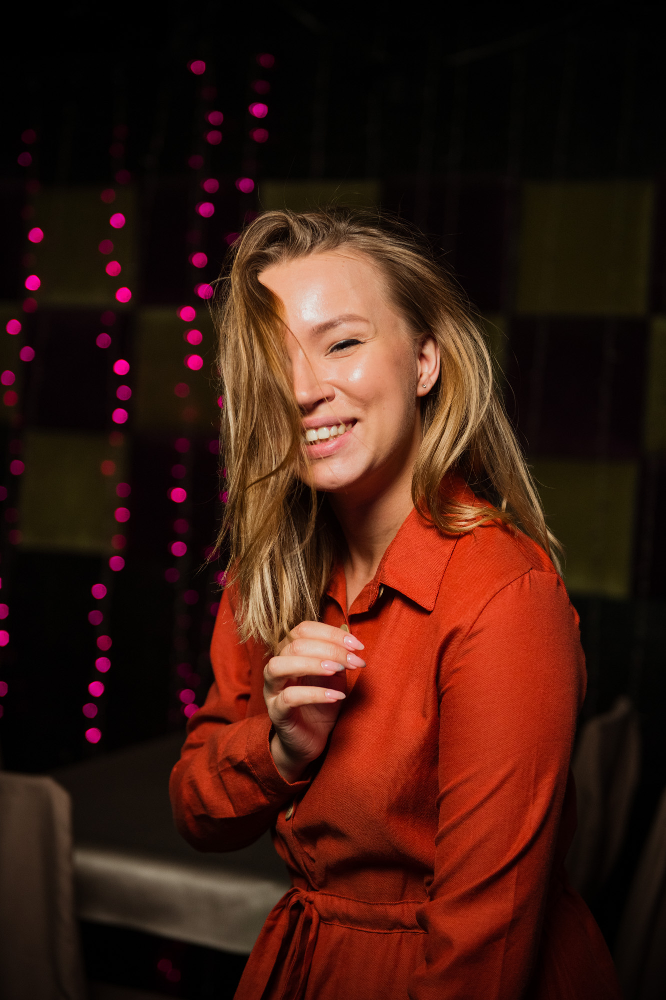 Эти девушки умеют создавать тусовку во владимирских клубах и заведениях! Узнаем, как хрупким барышням пришло в голову стать диджеями и как технически они это осуществили.