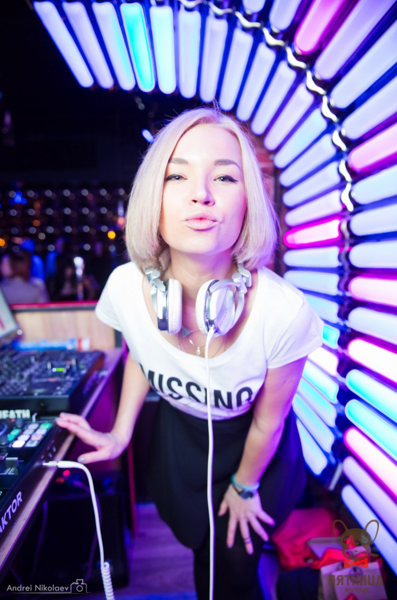 Эти девушки умеют создавать тусовку во владимирских клубах и заведениях! Узнаем, как хрупким барышням пришло в голову стать диджеями и как технически они это осуществили.