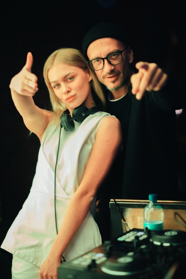 Эти девушки умеют создавать тусовку во владимирских клубах и заведениях! Узнаем, как хрупким барышням пришло в голову стать диджеями и как технически они это осуществили.