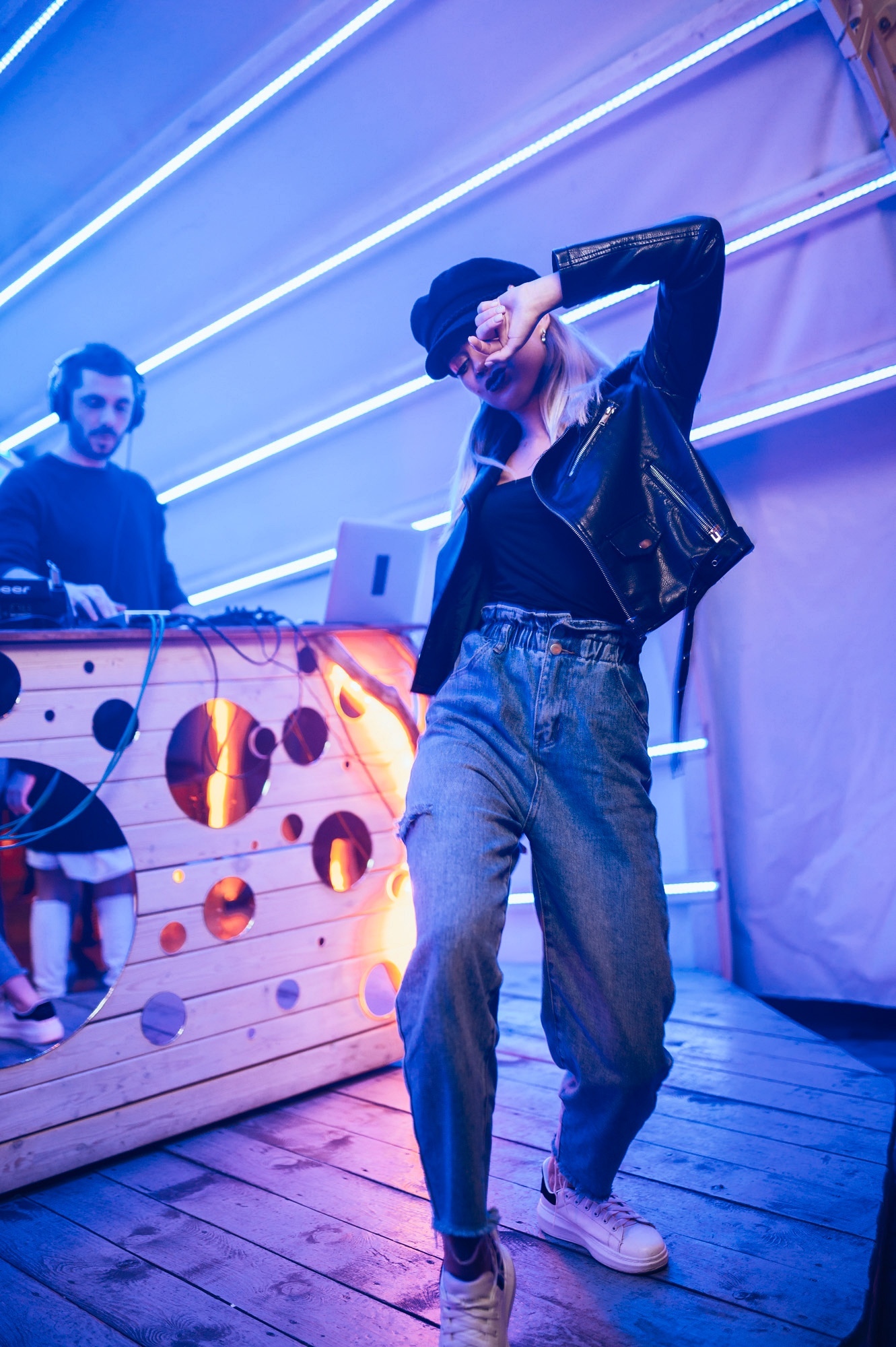 Эти девушки умеют создавать тусовку во владимирских клубах и заведениях! Узнаем, как хрупким барышням пришло в голову стать диджеями и как технически они это осуществили.