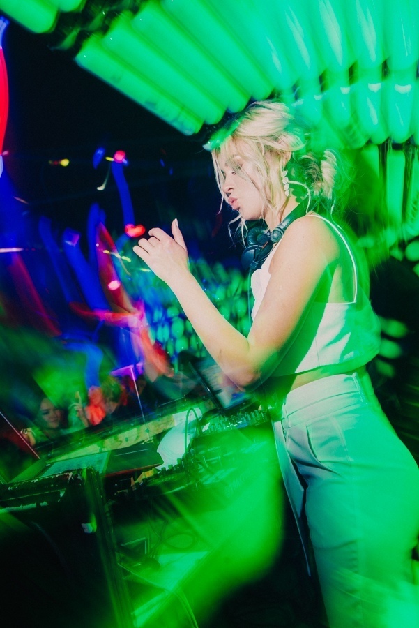 Эти девушки умеют создавать тусовку во владимирских клубах и заведениях! Узнаем, как хрупким барышням пришло в голову стать диджеями и как технически они это осуществили.