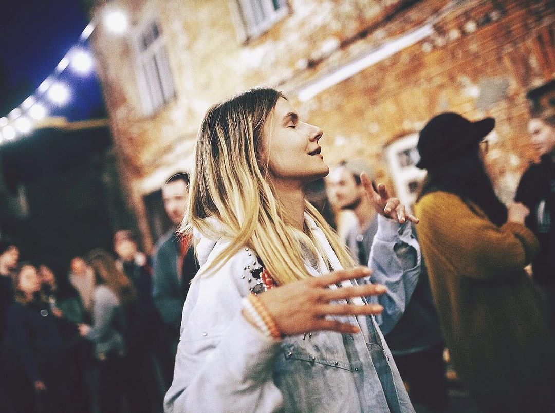 Эти девушки умеют создавать тусовку во владимирских клубах и заведениях! Узнаем, как хрупким барышням пришло в голову стать диджеями и как технически они это осуществили.