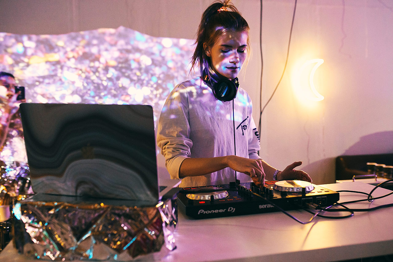 Эти девушки умеют создавать тусовку во владимирских клубах и заведениях! Узнаем, как хрупким барышням пришло в голову стать диджеями и как технически они это осуществили.