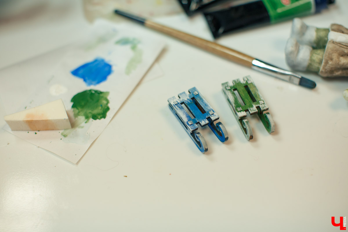 Татьяна Рюмина создает чудесные игрушки из ваты уже пятый год. Технология похожа на старинную, но ПВА, роспись акрилом и акварелью выводят украшения на новый уровень!