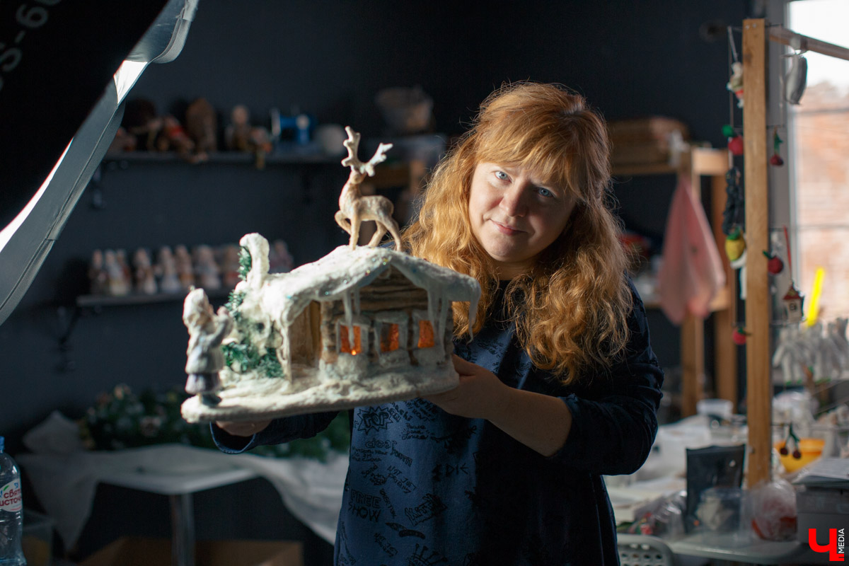 Татьяна Рюмина создает чудесные игрушки из ваты уже пятый год. Технология похожа на старинную, но ПВА, роспись акрилом и акварелью выводят украшения на новый уровень!