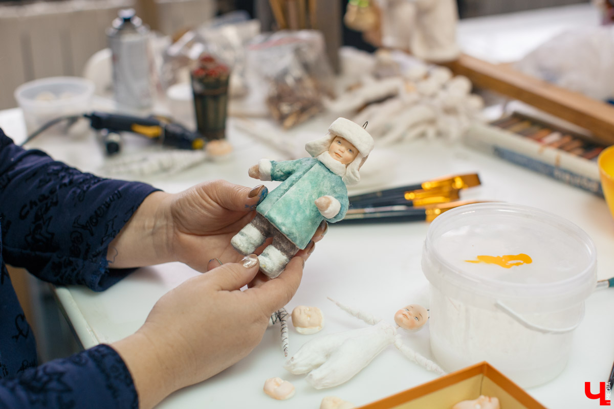 Татьяна Рюмина создает чудесные игрушки из ваты уже пятый год. Технология похожа на старинную, но ПВА, роспись акрилом и акварелью выводят украшения на новый уровень!